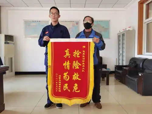 消防员变身蜘蛛侠成功营救被困老人