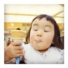 齐刘海女孩被赞表情女帝走红网络