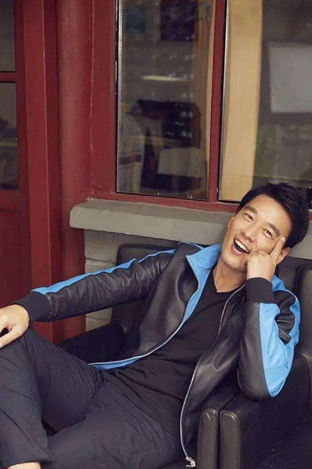 王耀庆出席活动拆高脚杯,一脸懵圈的表情很喜感,网友调侃费杯子