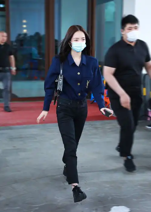 吴宣仪一改甜美形象,舔手指动图出圈了,对比霸气风孟美岐谁赢了