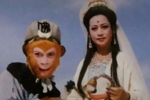 观音头上立着一个人是谁难怪孙悟空灵山成佛,观音依旧还是菩萨