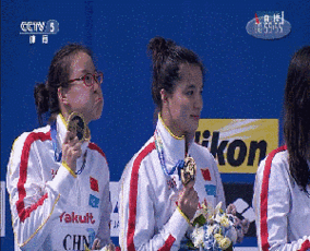 泳池里捞起一套表情包网红界泥石流傅园慧竟然红过了宁泽涛