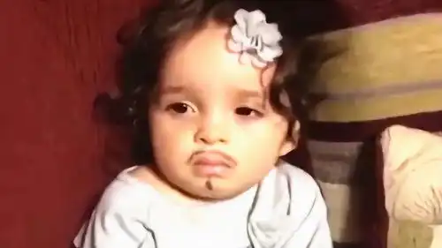 小萝莉被家人笑声吵醒,懵圈表情加小胡子扮相,谁也忍不住呀