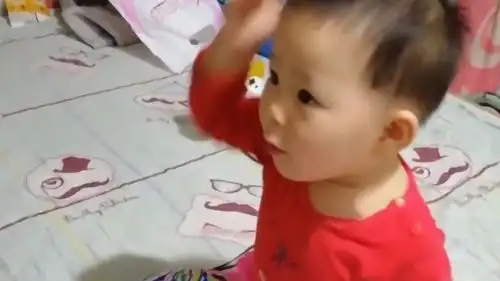 这姑娘让姥姥训练的太有规矩了,懵圈的小表情太逗了,你也太配合了